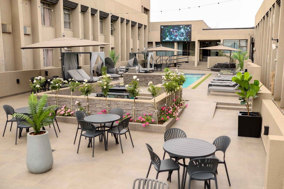 Q's Evander Hotel and Apartment