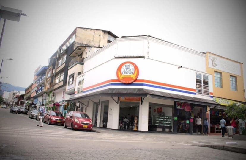 Real Danesa "Pasteleria y Panaderia"