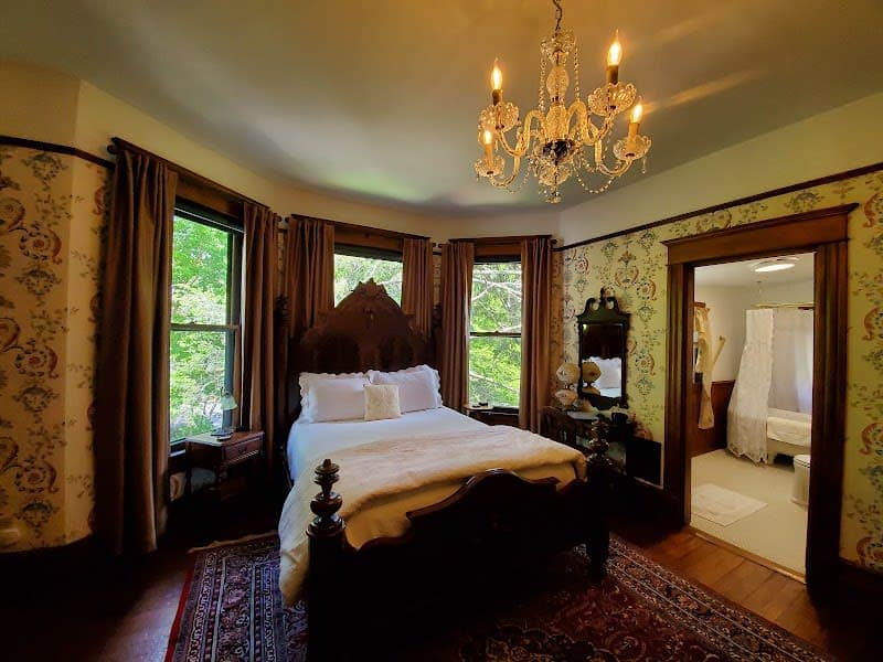 1899 Wright Inn & Carriage House